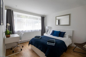 Self-Contained Modern Central Apartment nr Redhill Station inc Private Garden & Parking
